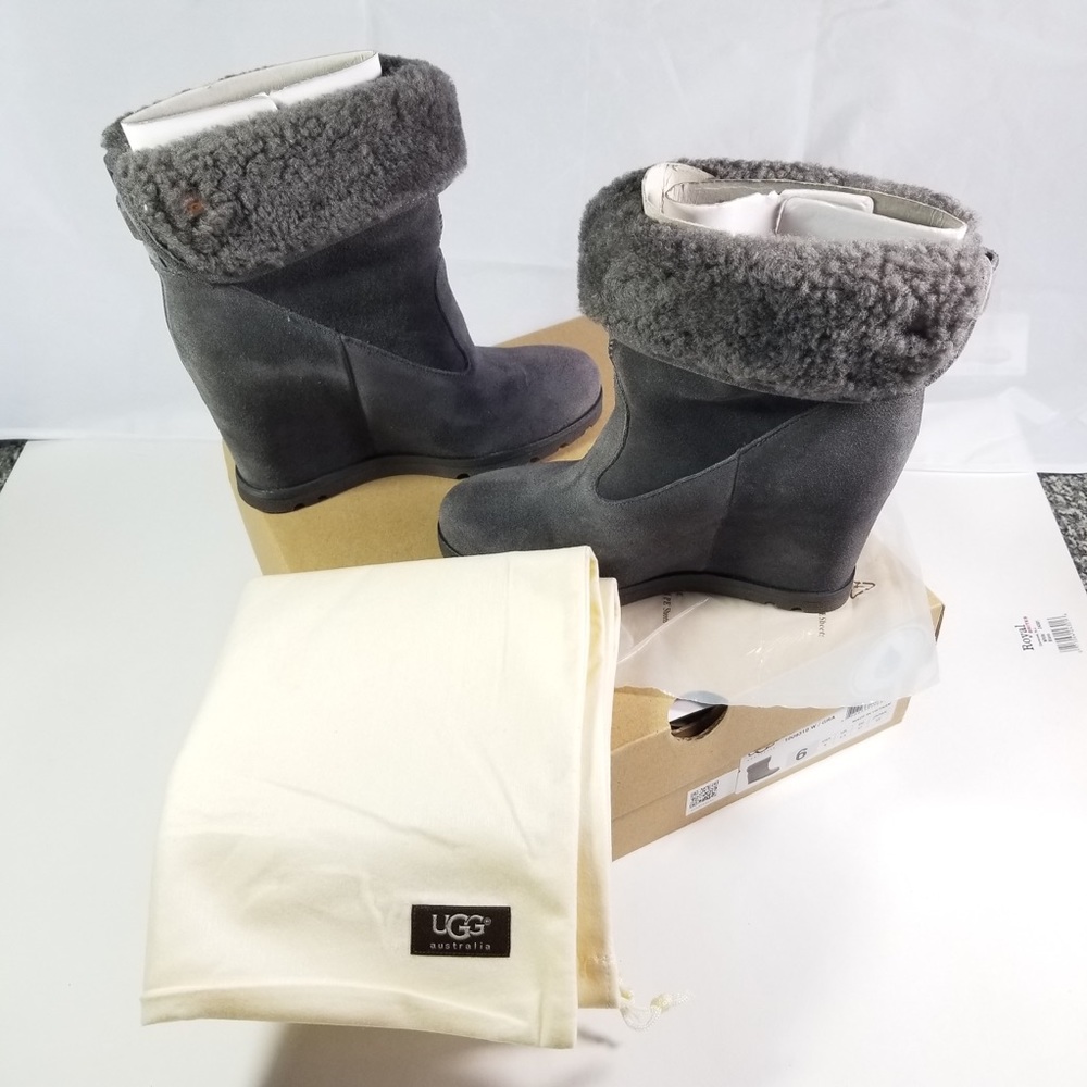 UGG Boots - Picture 4 of 4